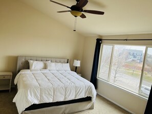 2 bedrooms, WiFi - Nice 4Bedroom House  and Beautiful Place (Aurora)