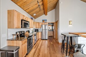 ثلاجة، ميكروويف، فرن، موقد طهي مسطح