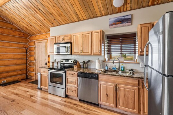 ثلاجة، ميكروويف، فرن، موقد طهي مسطح