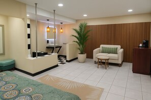 Superior studio suite, 1 kingsize bed (Chiquita) | Badkamer | Designer toiletartikelen, een haardroger, handdoeken, zeep