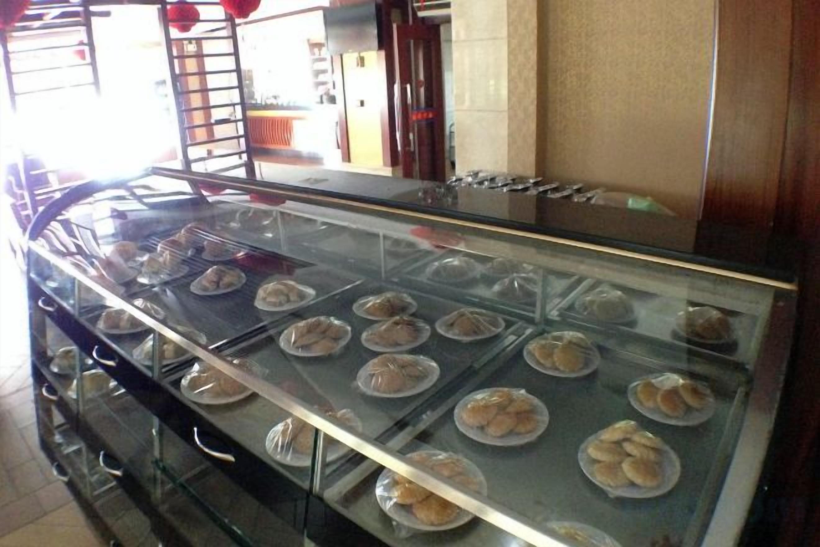 Vitrine de uma padaria com doces.