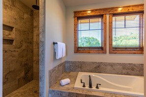 Badewanne, Haartrockner, Handtücher