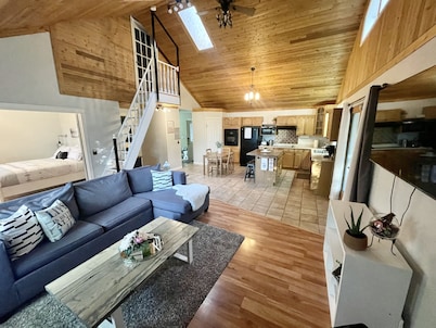 Lake View Cottage w/dock on LAKE ISLE AB -kayak & canoe, fireplace, 45min to Edm