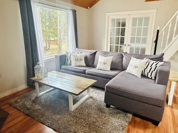 Smart TV, fireplace, Netflix, streaming services