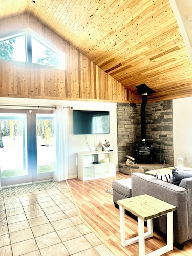 Lake View Cottage w/dock on LAKE ISLE AB -kayak & canoe, fireplace, 45min to Edm