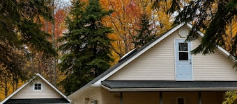 Lake View Cottage w/dock on LAKE ISLE AB -kayak & canoe, fireplace, 45min to Edm