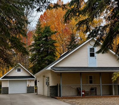 Lake View Cottage w/dock on LAKE ISLE AB -kayak & canoe, fireplace, 45min to Edm