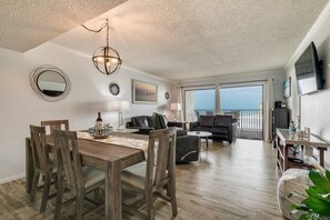 Smart-TV, bøker og stereoanlegg