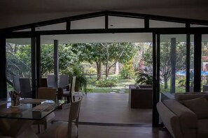 Smart TV, DVD player, table tennis, stereo