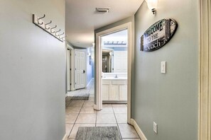 Interior - Beachfront Condo w/Pool, Hot Tub & Beach Chairs Included (Panama City Beach)