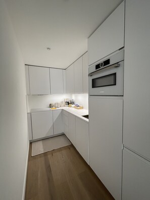 Fridge, microwave, oven, stovetop - Beautiful studio in center of Cannes on Antibes shopping street (Cannes)