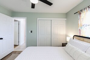 3 bedrooms, desk, iron/ironing board, free WiFi