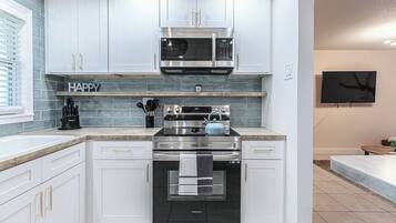 Refrigerador, microondas, horno y parrilla de estufa