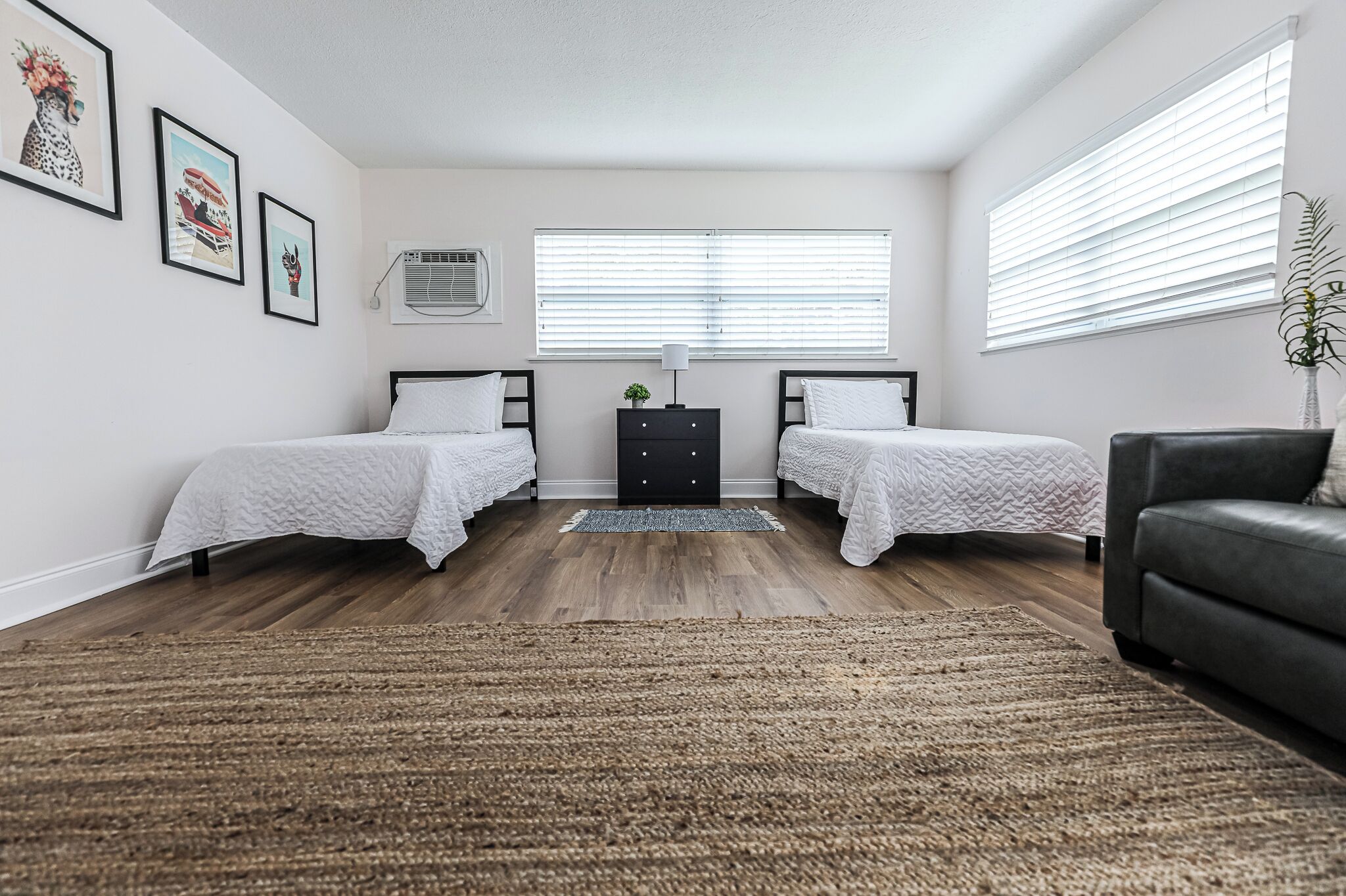 3 habitaciones, escritorio, tabla de planchar con plancha y wifi gratis 