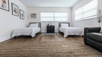 3 habitaciones, escritorio, tabla de planchar con plancha y wifi gratis