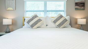 3 bedrooms, desk, iron/ironing board, free WiFi