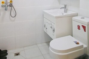 A bathroom with a toilet, sink, and shower. - Xuancheng Tianzi Business Hotel (Xuancheng)