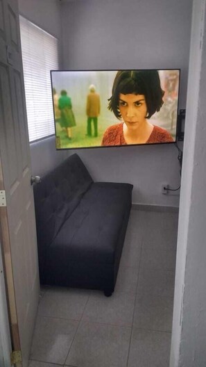 Quarto básico, várias camas, para não fumantes, vista para a cidade | Edredons de pluma, escrivaninha, espaço de trabalho para notebook