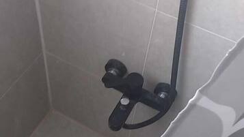 Douche, douche à « effet pluie », serviettes fournies, savon