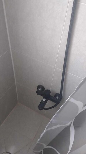 Douche, douche à « effet pluie », serviettes fournies, savon