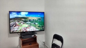 Edredons de pluma, escrivaninha, espaço de trabalho para notebook