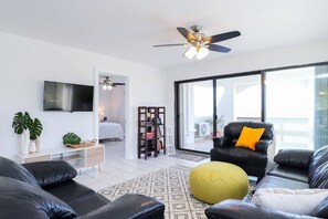 2 bedrooms, iron/ironing board, free WiFi, bed sheets - Five O'clock Somewhere Condo (Northside)