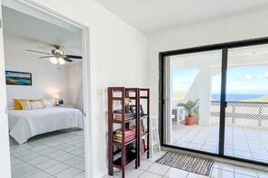 2 bedrooms, iron/ironing board, free WiFi, bed sheets - Five O'clock Somewhere Condo (Northside)