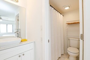 Bathtub, hair dryer, towels - Five O'clock Somewhere Condo (Northside)