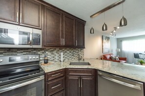 Kylskåp, mikrovågsugn, ugn och spishäll