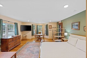 1 bedroom, WiFi - Charming one bedroom on Main St (Old Forge)