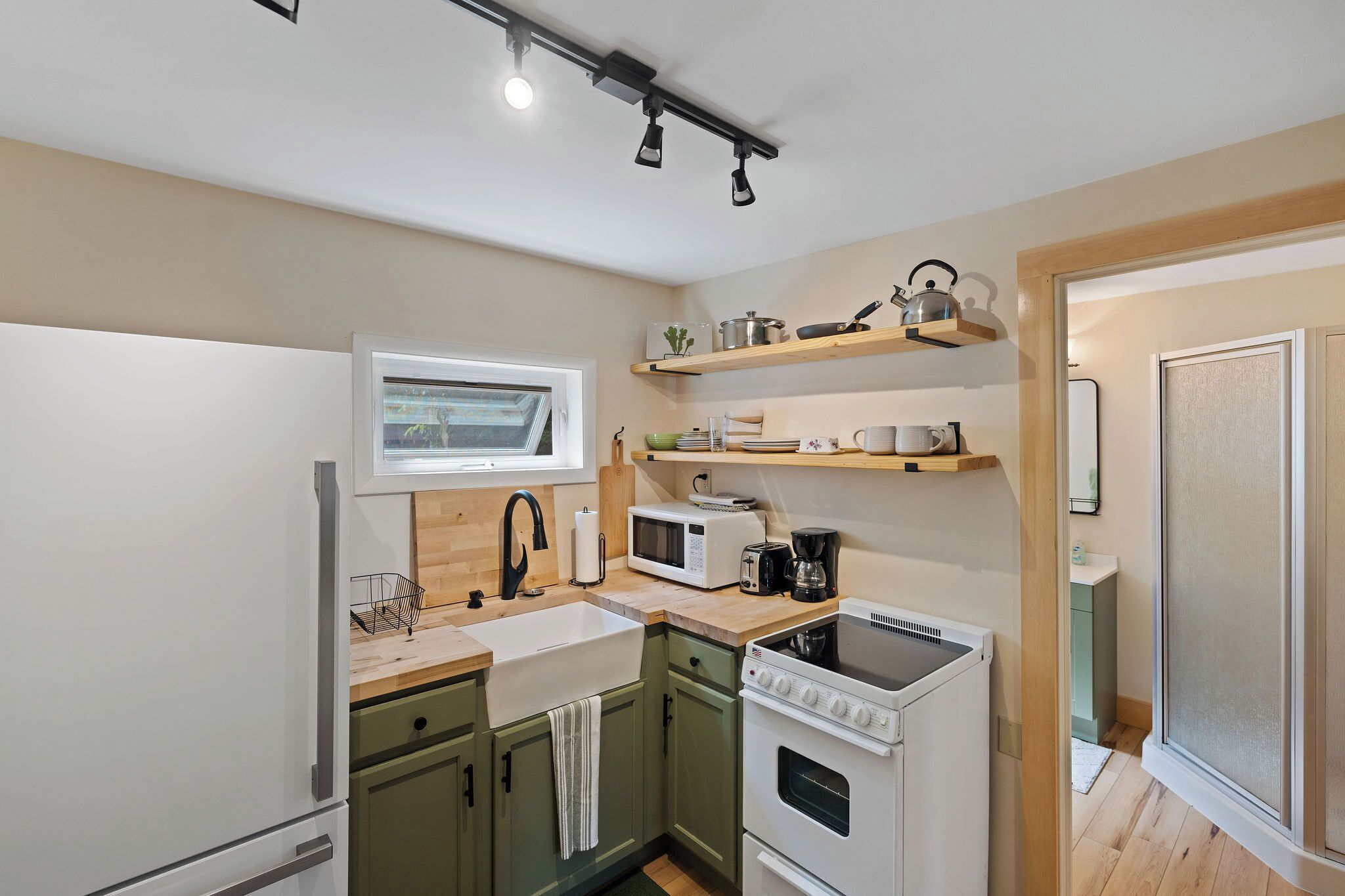 Coffee/tea maker, fridge, microwave, oven
