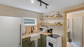 Coffee/tea maker, fridge, microwave, oven