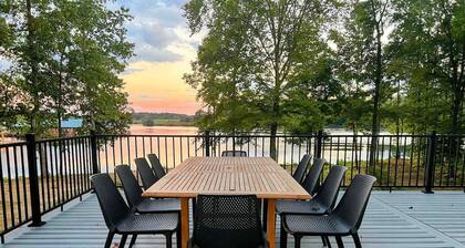 Lakefront with 120' Beach, Views, Wifi @ Lake Anna