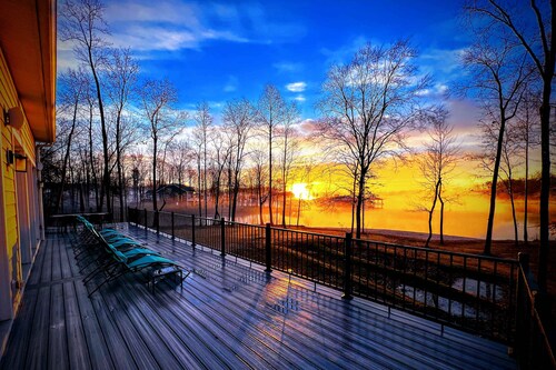 Lakefront with 120' Beach, Views, Wifi @ Lake Anna