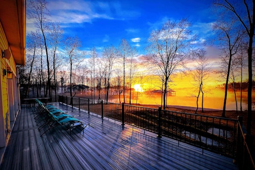 Lakefront with 120' Beach, Views, Wifi @ Lake Anna