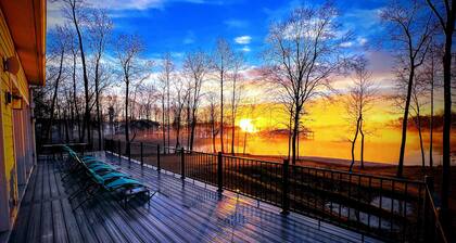 Lakefront with 120' Beach, Views, Wifi @ Lake Anna