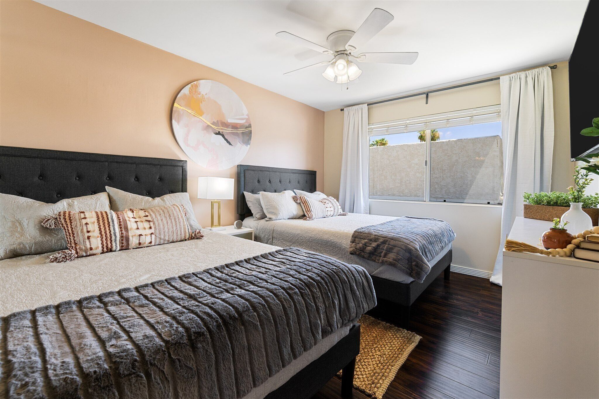 2 Schlafzimmer, Schreibtisch, Bügeleisen/Bügelbrett, Reisekinderbett