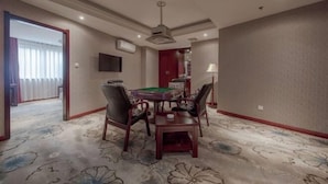 A dining area with a pool table, four chairs, and a ceiling fan. - Borrman (hangzhou xianghu) (Hangzhou)