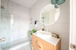 Bathtub, hair dryer - Nash Bach! Near Broadway, Rooftop Fun, Pink Decor (Nashville)