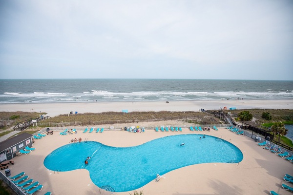 Een binnenzwembad en een buitenzwembad