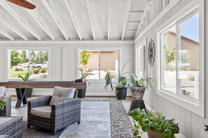 Interior - Off the grid 2-bedroom home with garden room (Tehachapi)