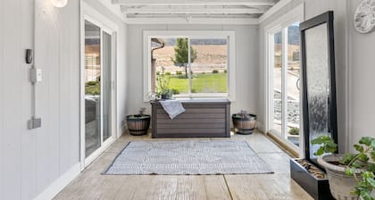 Off the grid 2-bedroom home with garden room