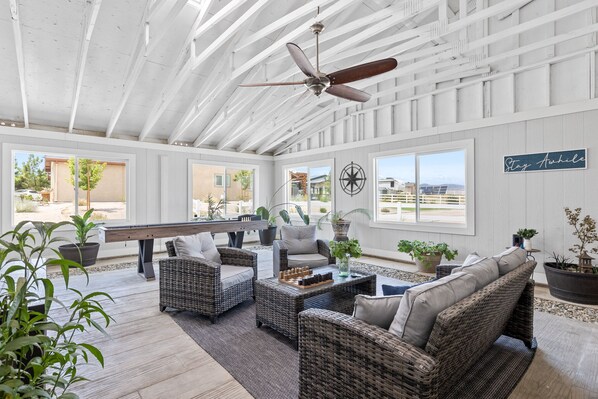 Interior - Off the grid 2-bedroom home with garden room (Tehachapi)