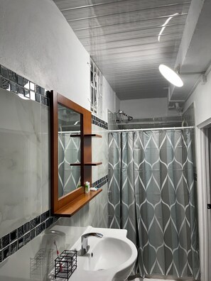 Dusche, Haartrockner, Handtücher, Seife