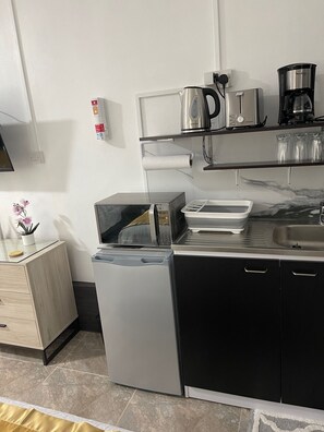 Kühlschrank, Mikrowelle, Ofen, Herdplatte