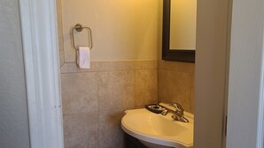 Basic Single Room | Bathroom