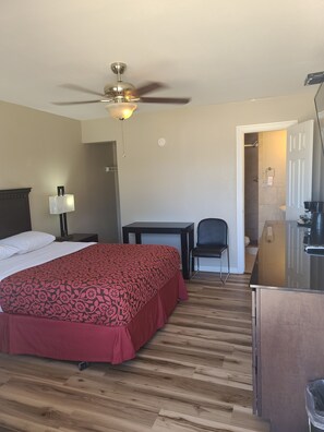 Basic Single Room | Desk, blackout drapes, soundproofing, iron/ironing board - Heartland Lodge (Enid)