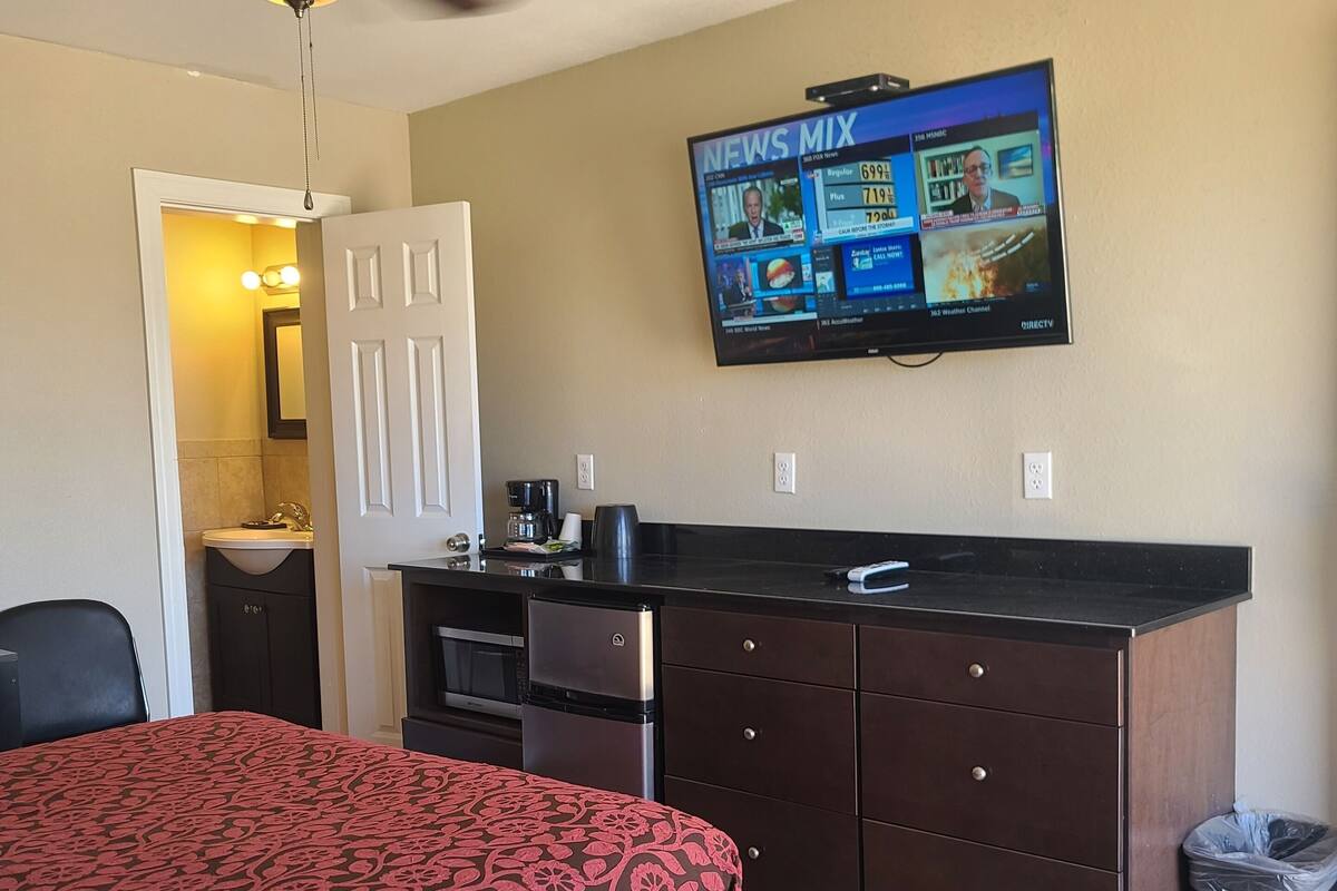 Basic Single Room | Desk, blackout drapes, soundproofing, iron/ironing board