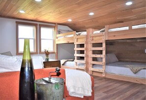 2 bedrooms, iron/ironing board, travel cot, free WiFi - Country Farm House-Fully Renovated-Sleeps 10 (Edinboro)