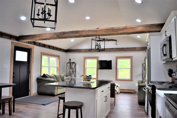 Réfrigérateur, four à micro-ondes, un four, surface de cuisson